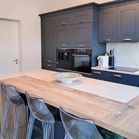 Superb 3br With Ac Sea View Private Garden Parking- Benakey كان