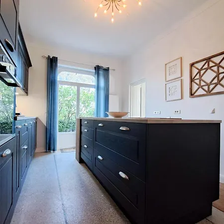 Superb 3br With Ac Sea View Private Garden Parking- Benakey Apartment *