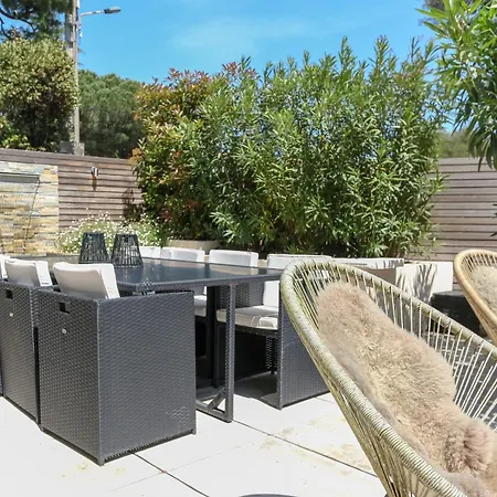 Superb 3br With Ac Sea View Private Garden Parking- Benakey